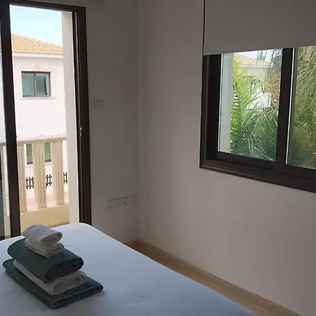 Rural Retreat 2 Bedroom With Communal Pool Apartment
