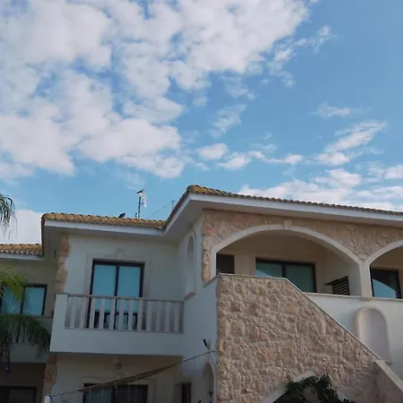 Apartment Rural Retreat 2 Bedroom With Communal Pool *