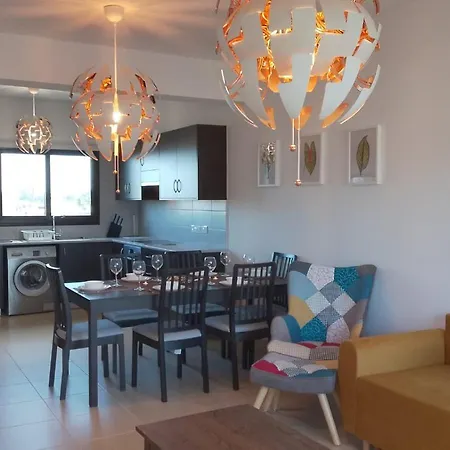 Rural Retreat 2 Bedroom With Communal Pool *