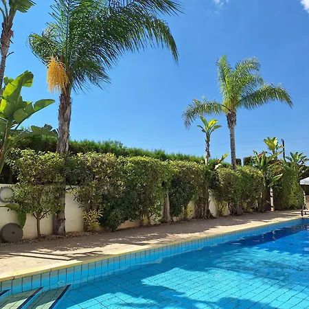 Rural Retreat 2 Bedroom With Communal Pool Apartment *