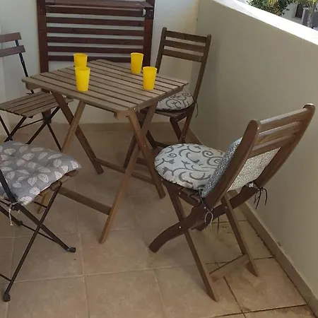 Rural Retreat 2 Bedroom With Communal Pool *